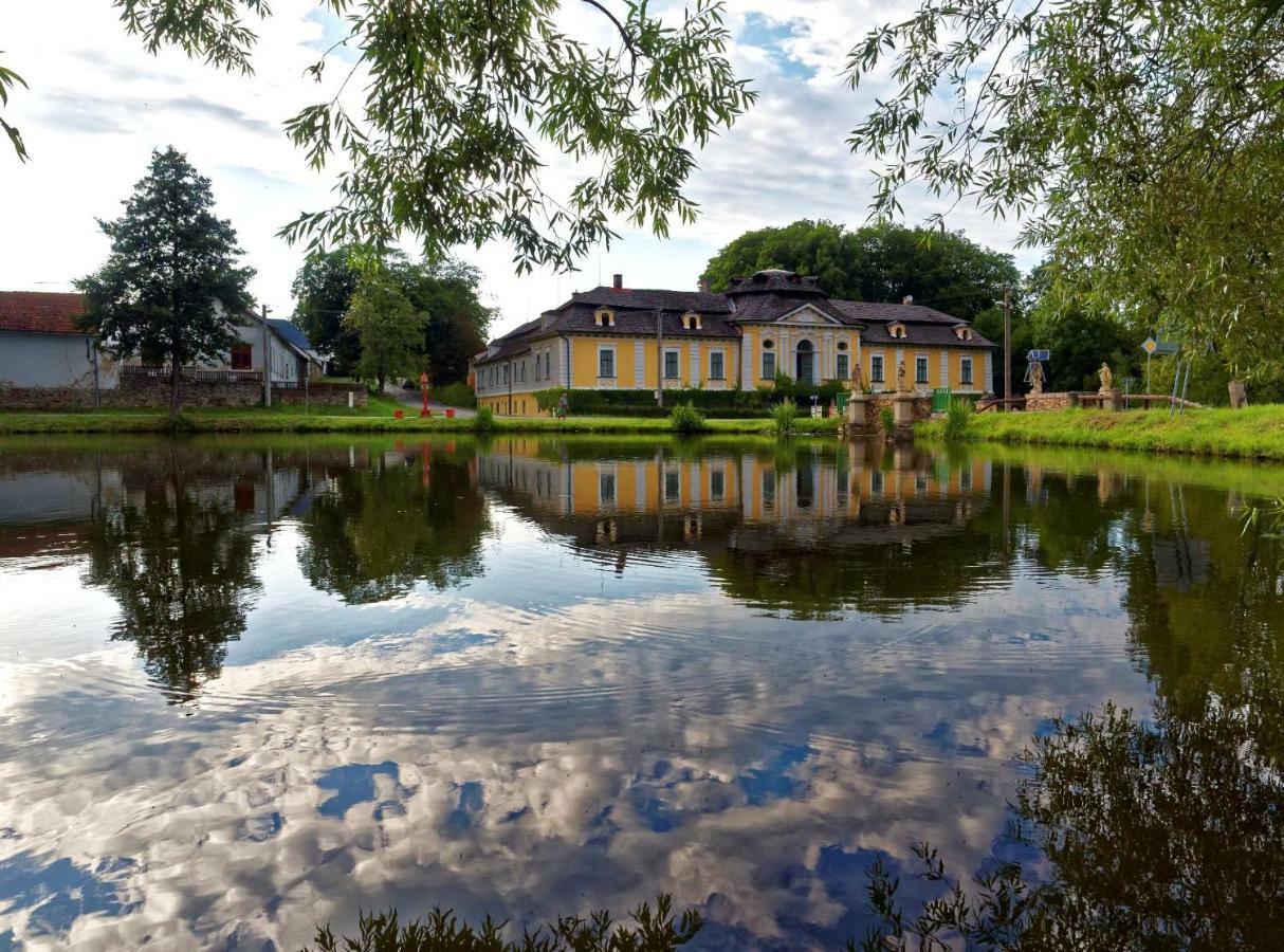 Zamek Usobi Appartement Buitenkant foto